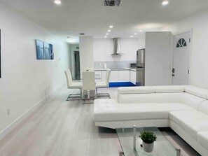 TV - Beautiful apartment two mins away from the beach! (Fort Myers Beach)