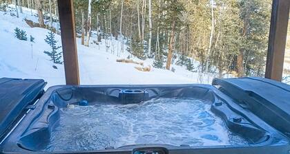 Cozy cabin with full kitchen, large deck, W/D & private hot tub