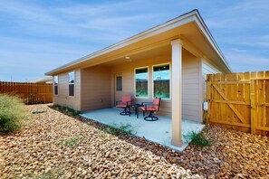 Terrace/patio - Spacious house with enclosed yard, AC & near local attractions (Corpus Christi)