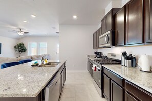 Fridge, microwave, oven, stovetop - Spacious house with enclosed yard, AC & near local attractions (Corpus Christi)