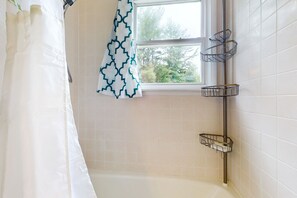 Hair dryer, towels - Rustic, peaceful dog friendly home with grill, WIFI and nature all around (Easton)