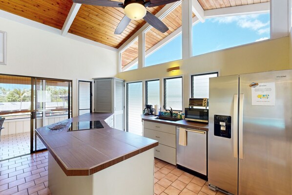 Fridge, microwave, oven, stovetop - Spacious getaway with shared pool & screened lanais - conveniently located (Kailua-Kona)