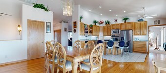 Spacious home with pool table, WiFi, patio - close proximity to Flathead Lake