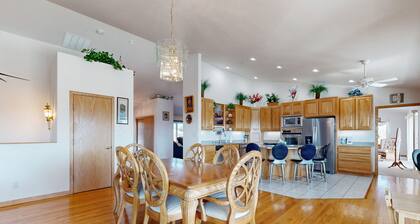 Spacious home with pool table, WiFi, patio - close proximity to Flathead Lake