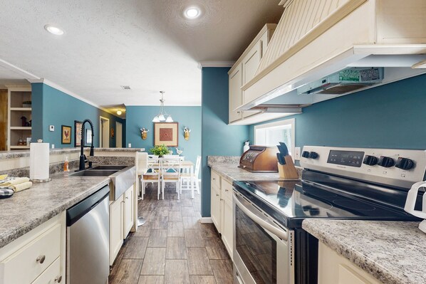 Kjøleskap, mikrobølgeovn, ovn og kokeplater