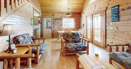 Upper-Level duplex, adventure retreat with fire pit, AC, patio & WIFI