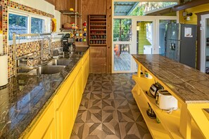 Jääkaappi, mikroaaltouuni, uuni, liesi