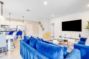 TV - Bright home with private pool, Washer/Dryer and Internet (Kissimmee)