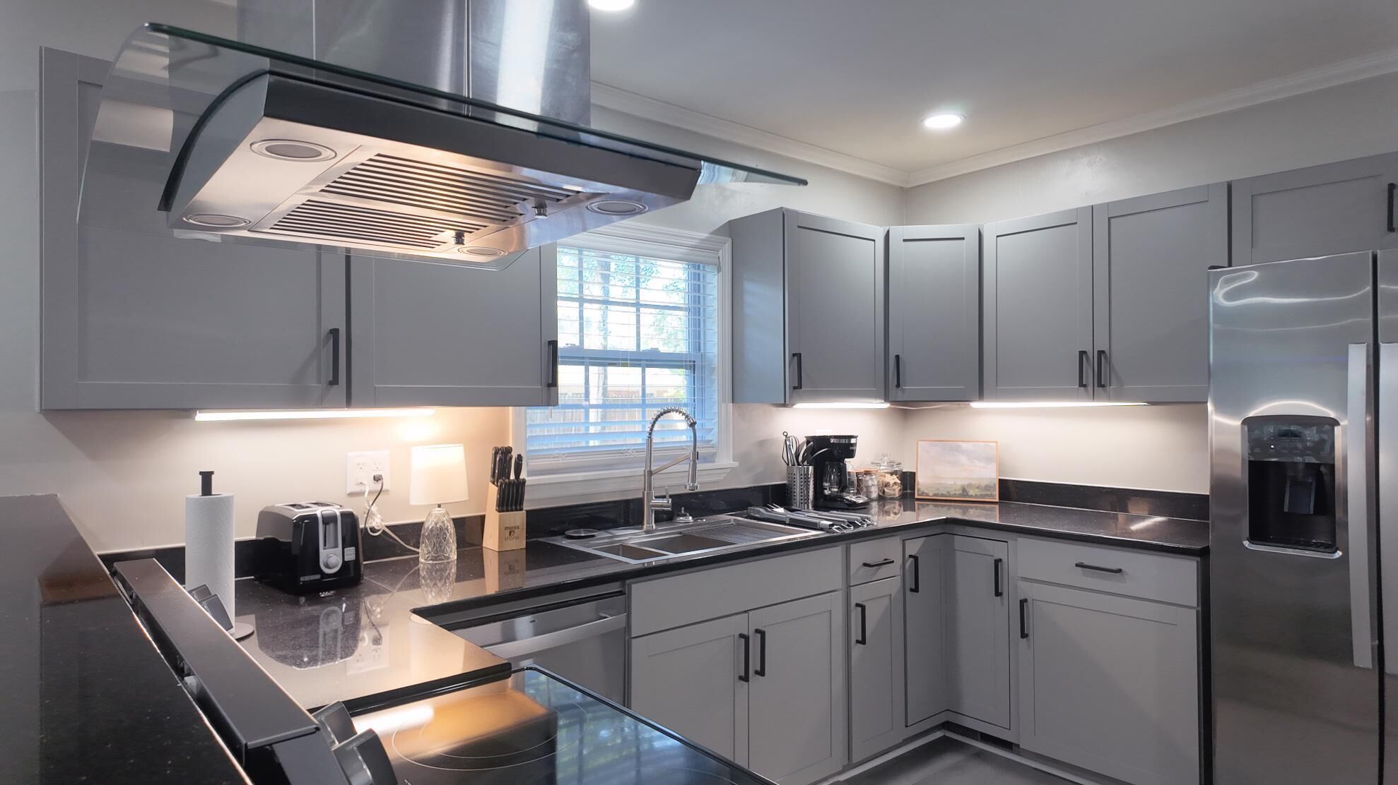 Kjøleskap, mikrobølgeovn, ovn og kokeplater