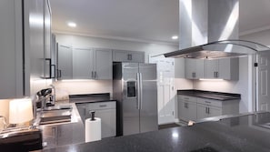 Geladeira, micro-ondas, fogão, cooktop