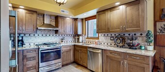 Beautiful home with decks, washer/dryer, streaming, and lake views - near skiing