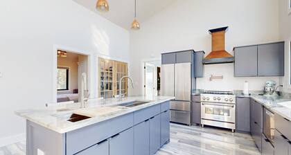 Serene mountain retreat with panoramic views & family-friendly amenities