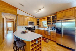 冷蔵庫、電子レンジ、オーブン、コンロ