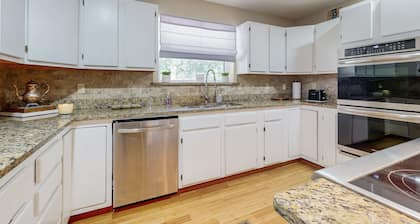 Lakefront Home, private dock and short walk to beach