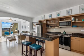 Een koelkast, een magnetron, een oven, een kookplaat