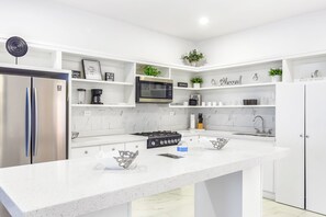 Kjøleskap, mikrobølgeovn, ovn og kokeplater