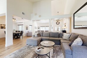 TV, fireplace, table tennis - Wine-country home w/ spectacular views, pool, hot tub, WiFi, AC, WD (Temecula)