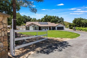 Exterior - Wine-country home w/ spectacular views, pool, hot tub, WiFi, AC, WD (Temecula)