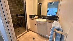 Hårtørrer, håndklæder