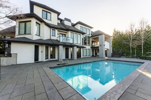 Een verwarmd zwembad