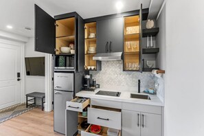 Frigorífico, microondas, placa de cocina y cafetera o tetera