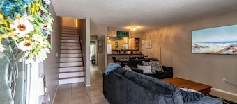 Spacious 3 BR Near NAS Jax l BBQ, WiFi, DirecTV