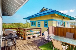 Outdoor dining - Oceanfront house with dock, kayaks, deck, fast WiFi, central AC & washer/dryer (Marathon)