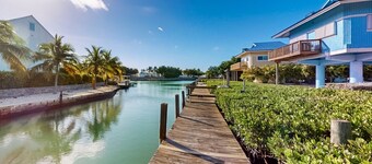 Oceanfront house with dock, kayaks, deck, fast WiFi, central AC & washer/dryer