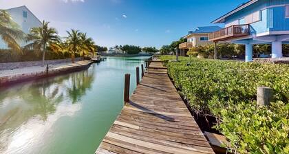 Oceanfront house with dock, kayaks, deck, fast WiFi, central AC & washer/dryer