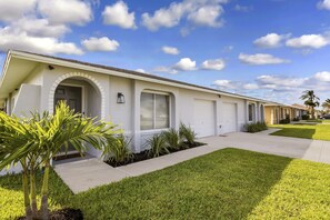 Exterior - Centrally located duplex with on-site pool, firepit, patio, & BBQ - dog-friendly (Cape Coral)