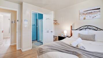 6 bedrooms, individually decorated, individually furnished, desk