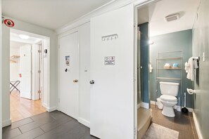 Comfort House, Non Smoking, Air conditioning | Individually decorated, individually furnished, desk, laptop workspace - Brighton House - Walk to Metro (Seattle)