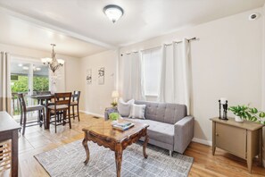32-inch LCD TV with digital channels, Netflix, Hulu - Brighton House - Walk to Metro (Seattle)
