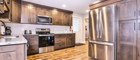 ثلاجة، ميكروويف، فرن، موقد طهي مسطح