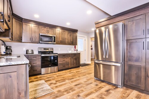 Nature retreat & cabin on snowmobile trails with firepit - dogs ok