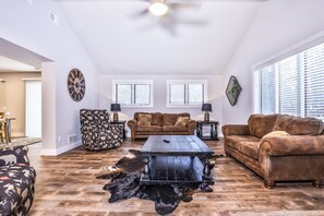 TV - Nature retreat & cabin on snowmobile trails with firepit - dogs ok (Manitowish Waters)