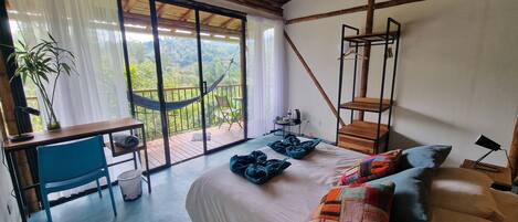 Panorama huisje | Individueel gemeubileerd, een bureau, een laptopwerkplek, gratis wifi