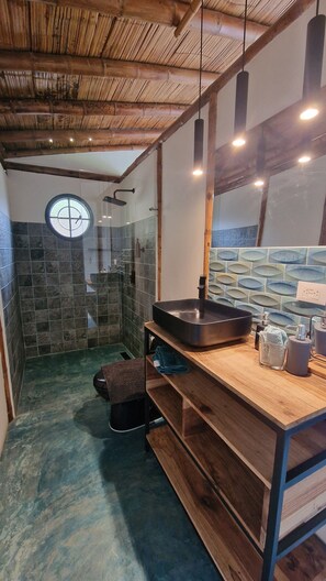 Panoramic Cabin | Bathroom | Shower, rainfall showerhead, hair dryer, towels