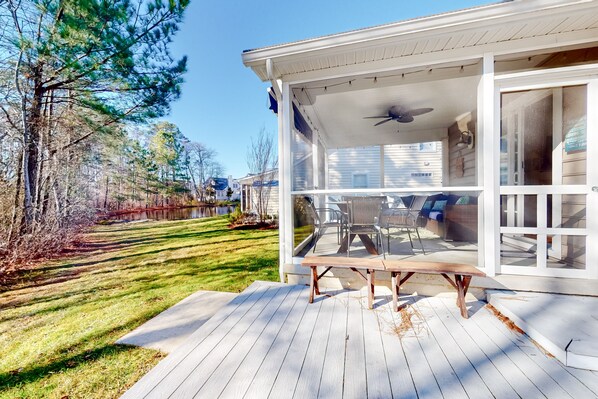 Outdoor dining - Updated Waterside home near beach with screened deck & community pool (Frankford)