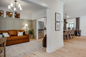 Smart TV, table football, ping pong, books - Newly Built 5 BR, 6 Miles to UGA, Fire Pit, Sauna, Game Room. (Watkinsville)