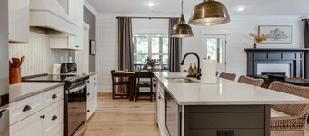 Newly Built 5 BR, 6 Miles to UGA, Fire Pit, Sauna, Game Room.