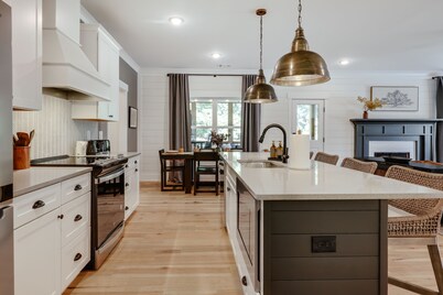 Newly Built 5 BR, 6 Miles to UGA, Fire Pit, Sauna, Game Room.