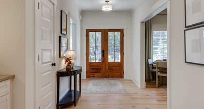 Newly Built 5 BR, 6 Miles to UGA, Fire Pit, Sauna, Game Room.