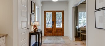 Newly Built 5 BR, 6 Miles to UGA, Fire Pit, Sauna, Game Room.