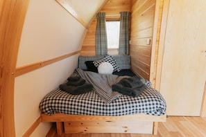 1 bedroom, iron/ironing board, travel crib, free WiFi - Cosy Rural Cabin with Private Hot Tub (Thirsk)