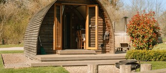 Cosy Rural Cabin with Private Hot Tub