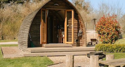 Cosy Rural Cabin with Private Hot Tub