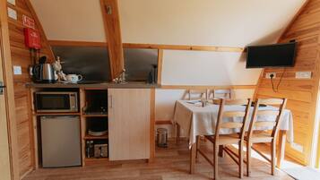 Coffee/tea maker, fridge, microwave, stovetop