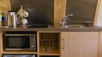 Cafetera y tetera, refrigerador, microondas y parrilla de estufa