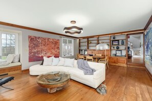 Smart TV, fireplace, books - Red House Farm, an Historic Metamora MI Equestrian Estate (Metamora)